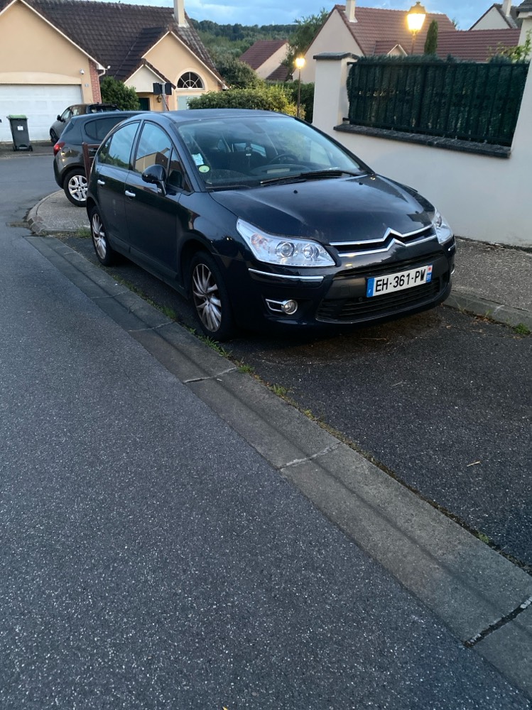 Signalement Voiture abandonnée trottoir dégradé