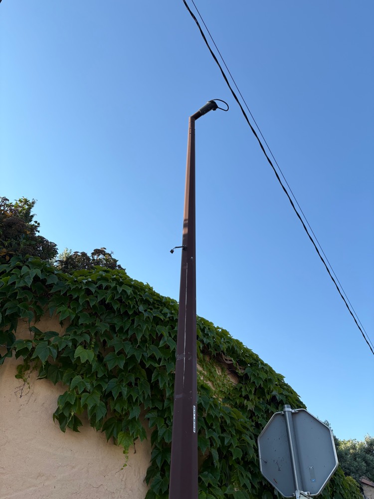 Lampe de rue endommagée