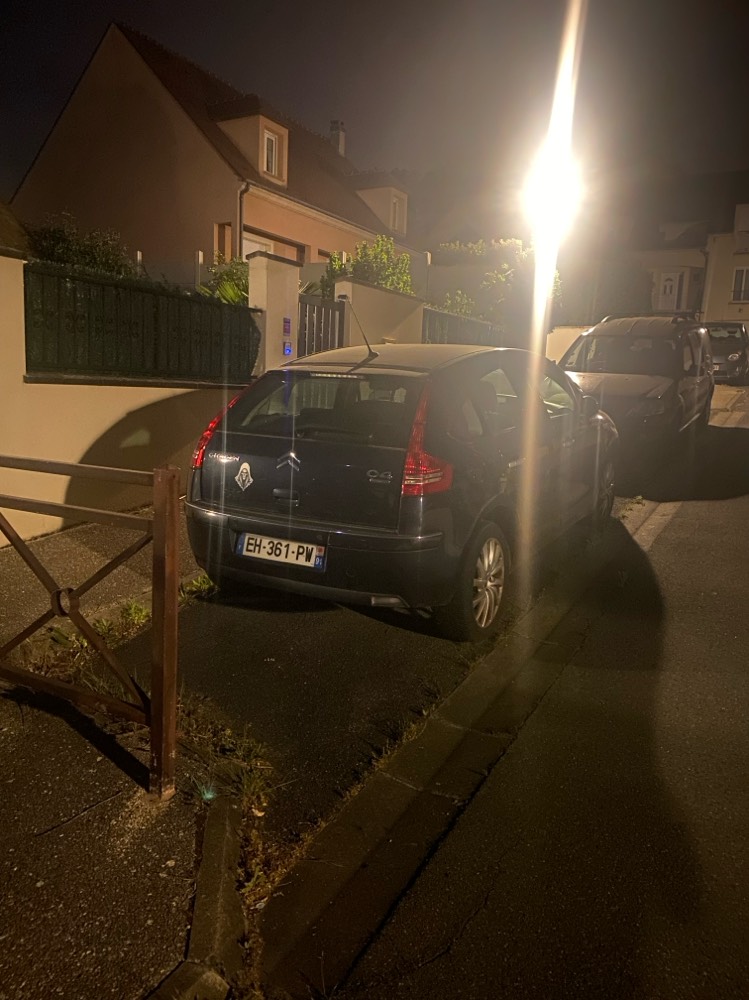 Photo 2 - Voiture stationnée sur trottoir
