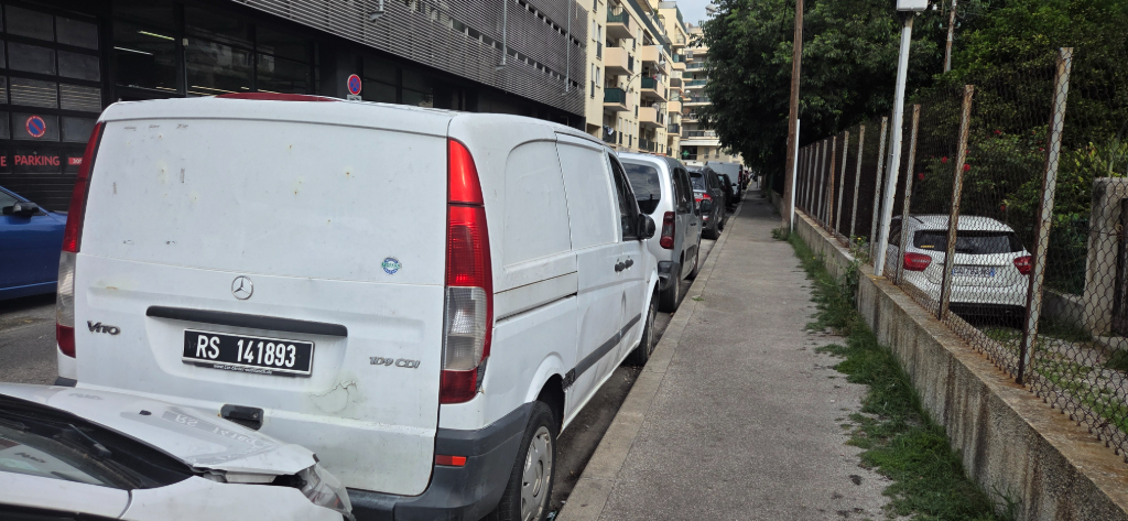 Photo 2 - Stationnement ventouses trottoir