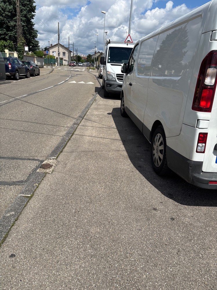 Signalement Trottoirs occupés stationnement