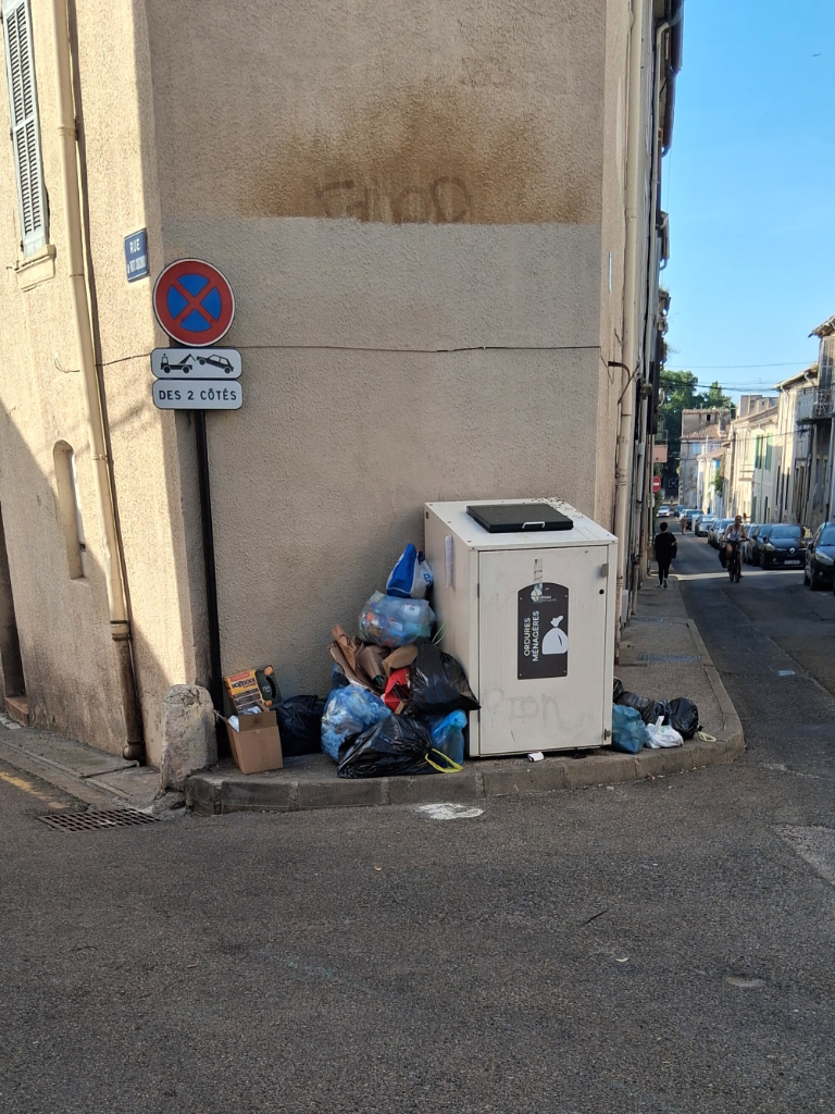 Signalement Dépôt sauvage de déchets rue étroite