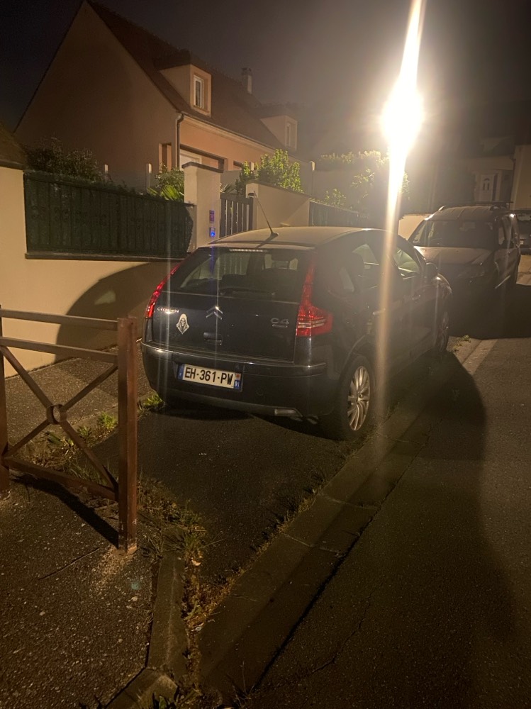 Signalement Voiture stationnée sur trottoir
