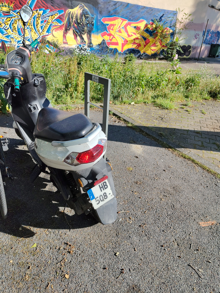 Photo 4 - Scooters abandonnés accès vélos