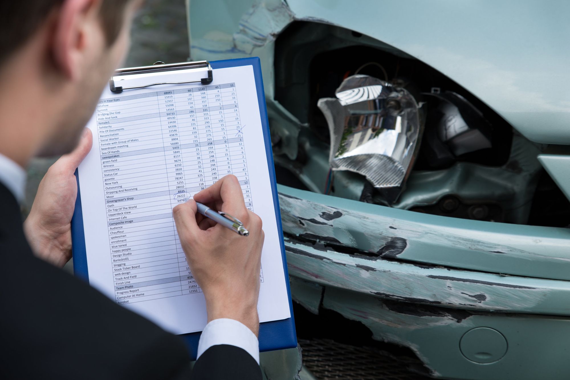 ¿Cuál es la función de un ajustador de seguros de auto?