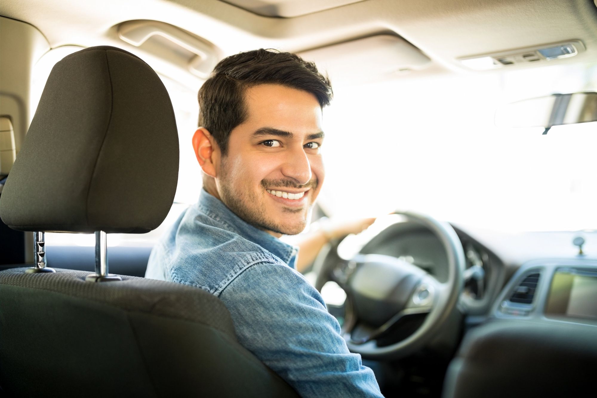 ¿Cuánto tiempo puedo estar bajo el seguro de auto de mis padres?