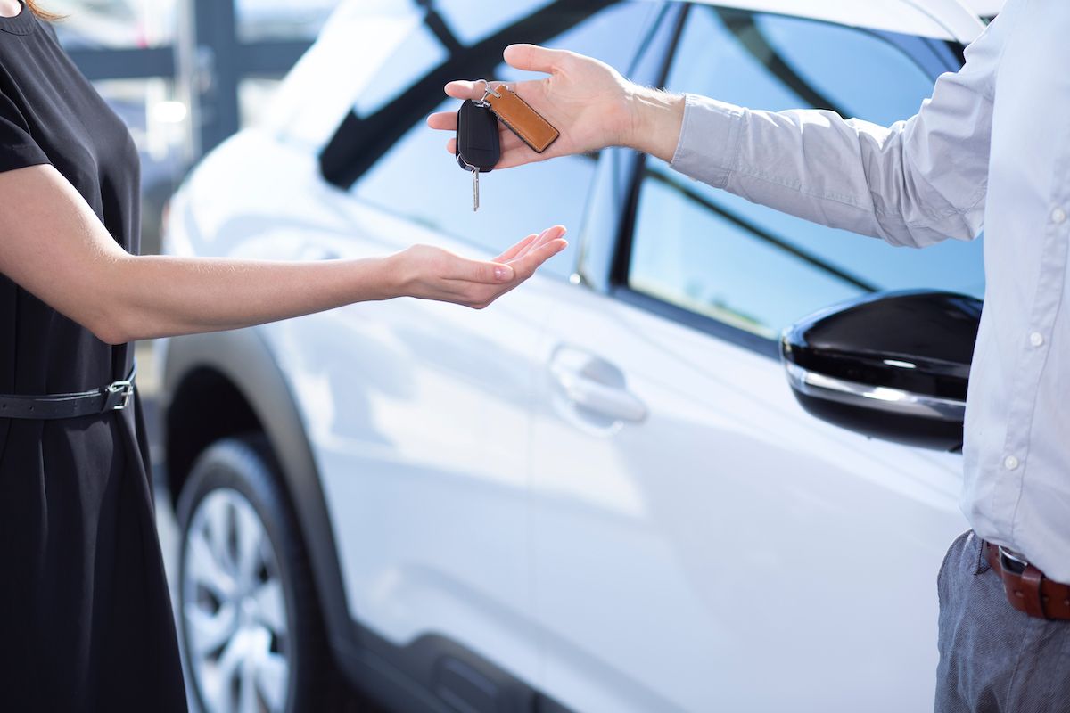 ¿Cómo asegurar un auto prestado?