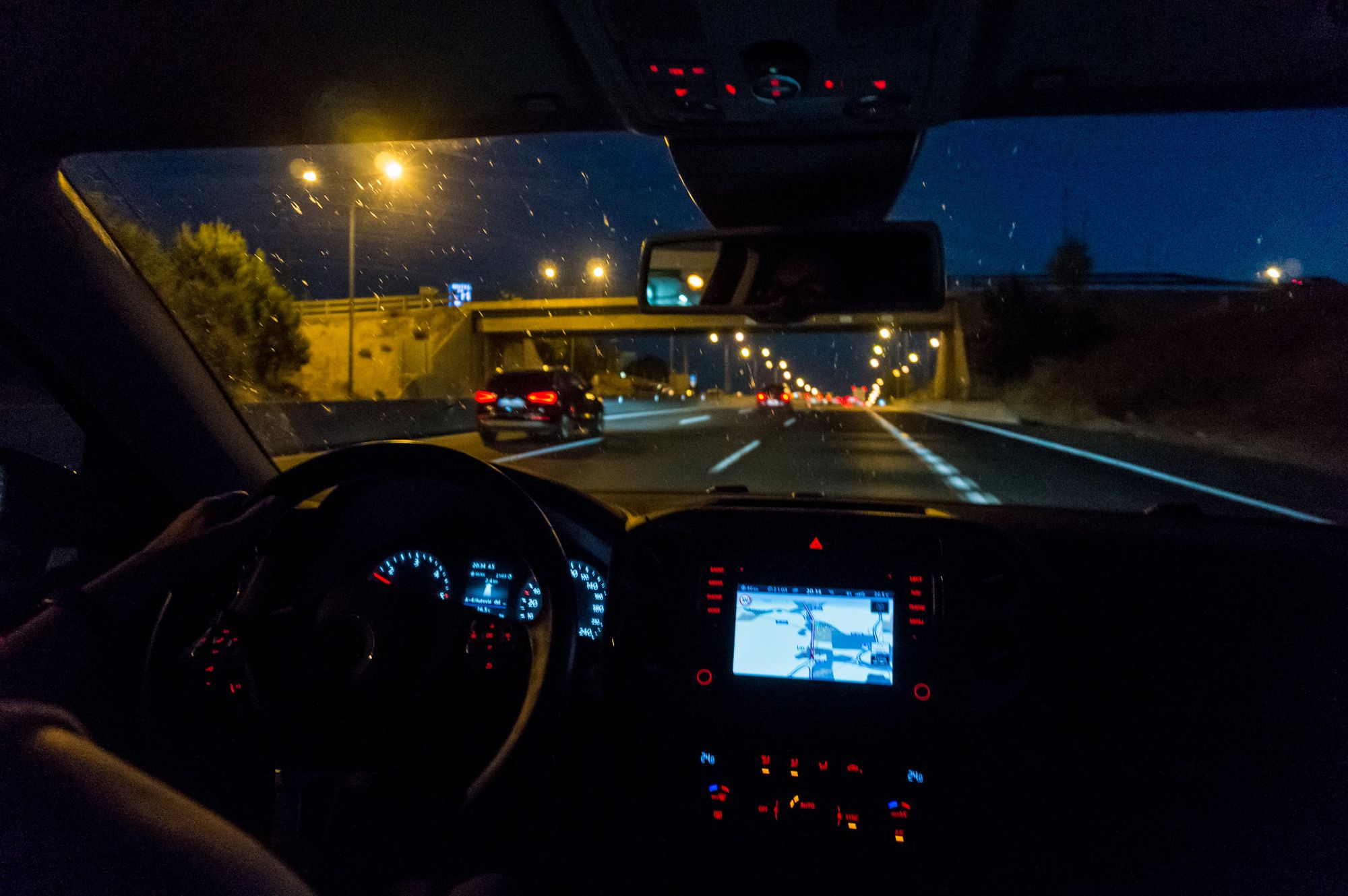 Cómo evitar que te deslumbren conduciendo de noche