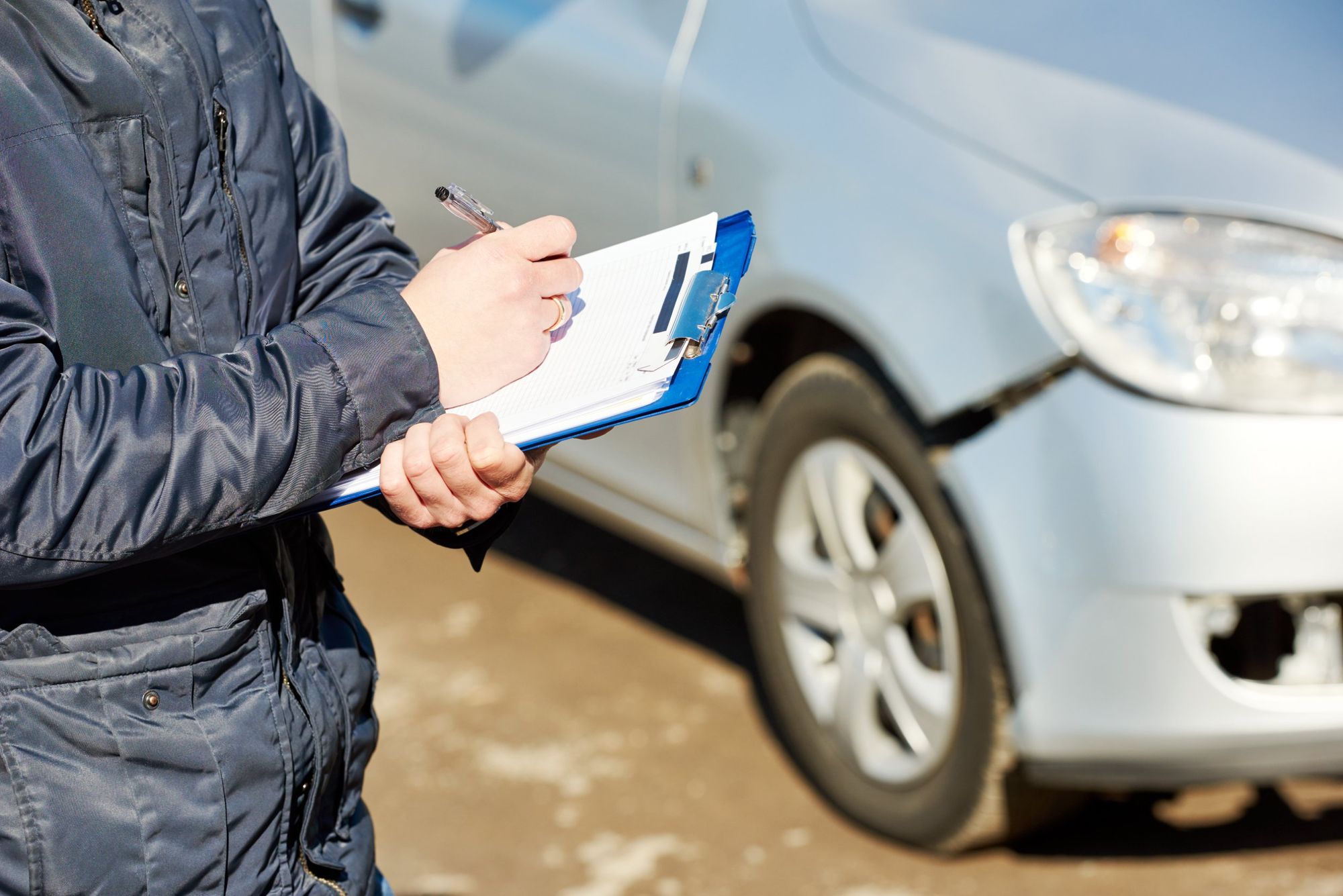 ¿Cómo determina mi seguro el valor de mi auto?