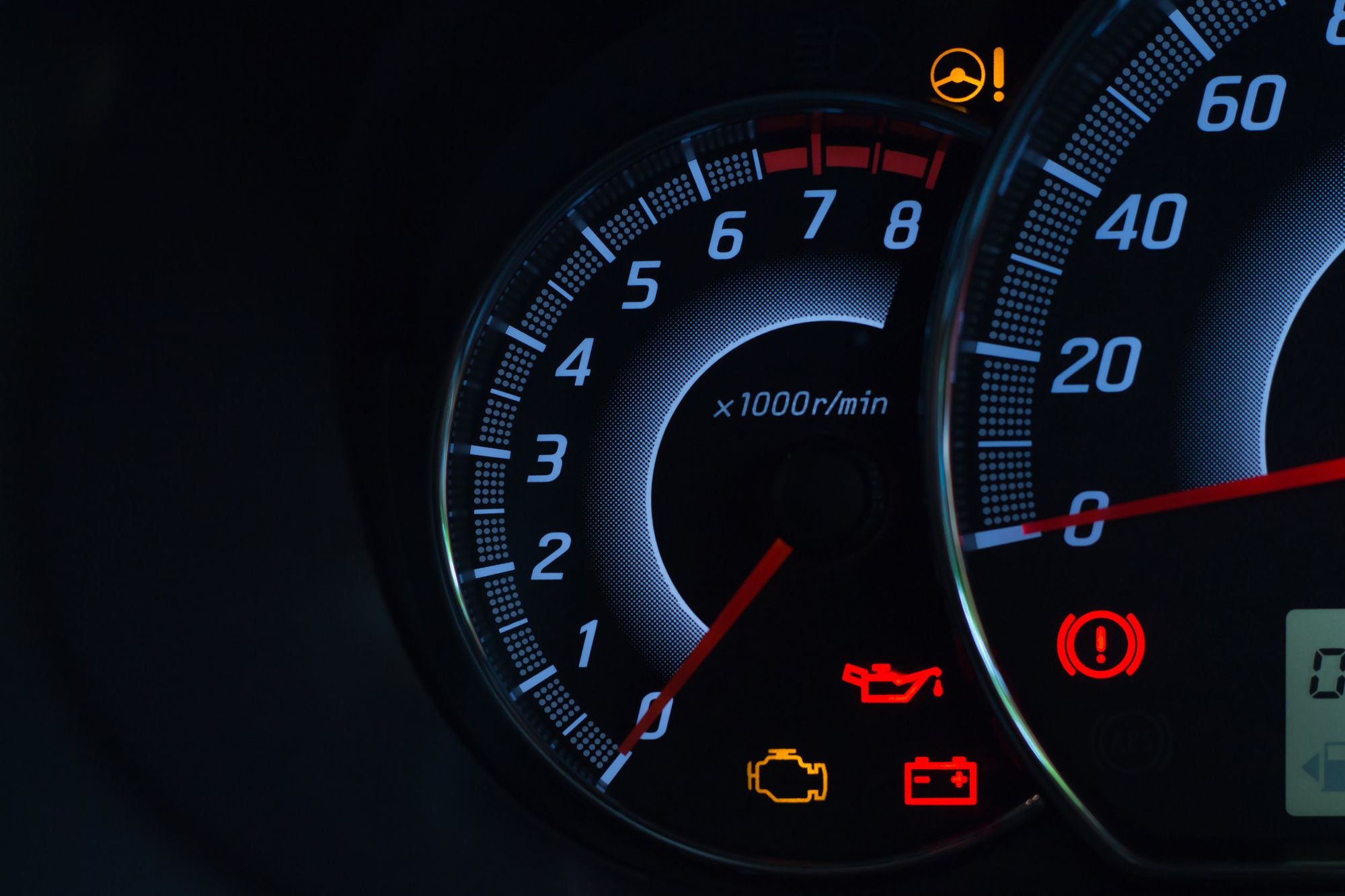 ¿Por qué se enciende la luz del motor (Check Engine)?