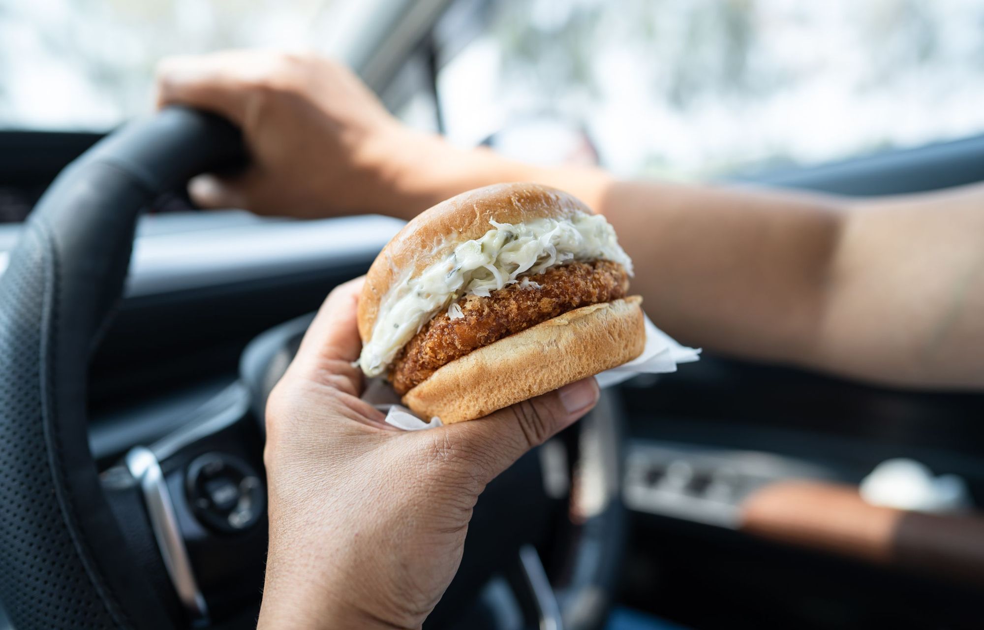 ¿Se puede comer mientras conduces? ¿Es legal? Aprende con Sigo Seguros