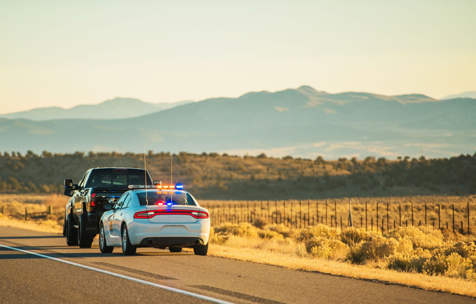 ¿Cuándo te detiene la policía mientras conduces? Motivos más comunes