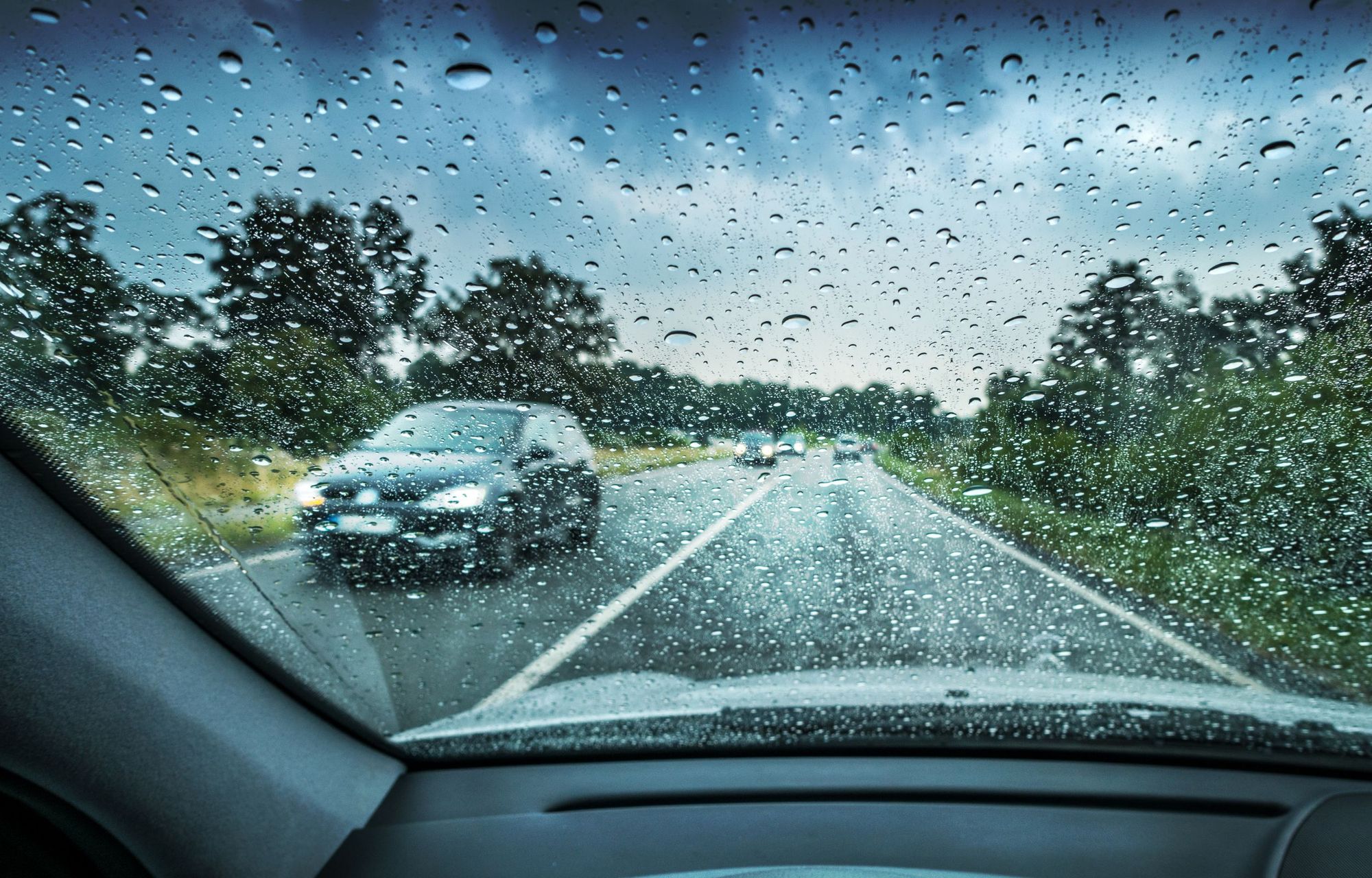 ¿Cómo conducir bajo una fuerte lluvia en la autopista?