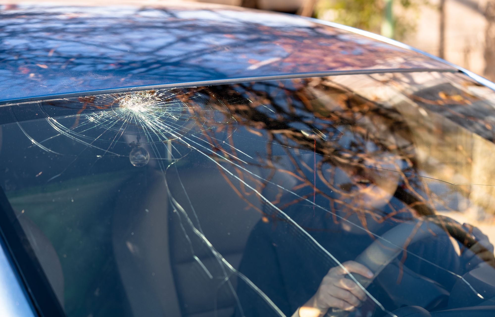 ¿El seguro de autos cubre daños al parabrisas?