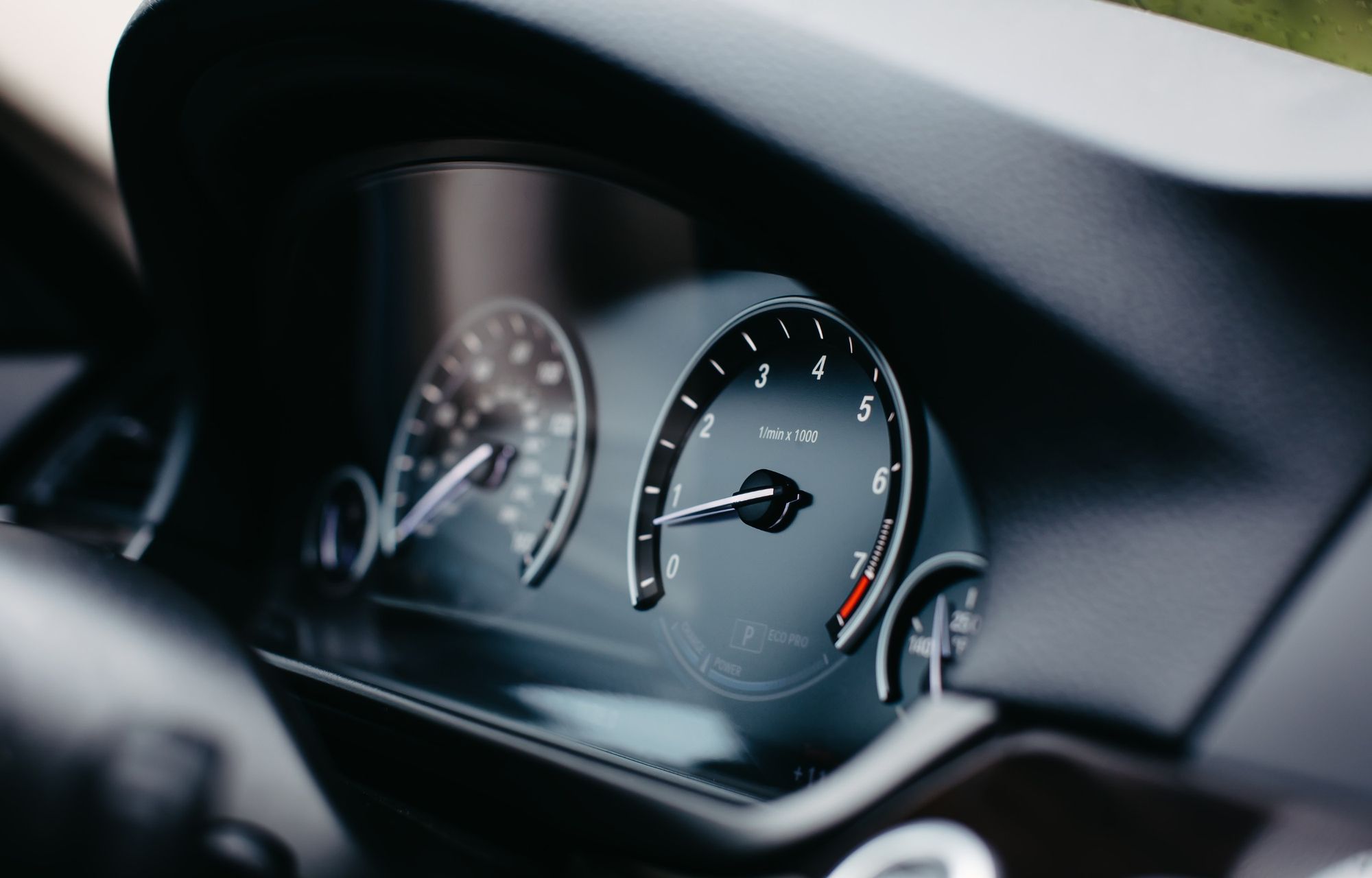 Cómo limpiar el parabrisas del coche por dentro? ¡La guía!