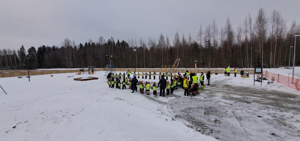 Kuva Satakielentien uudelta leikkikentältä, kuvassa lapsia puistossa.