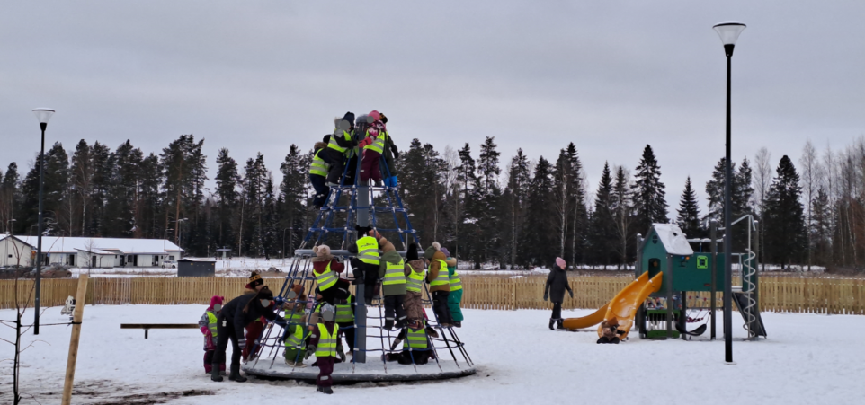 Kuva Satakielentien uudelta leikkikentältä, kuvassa lapsia kiipeilytelineessä.