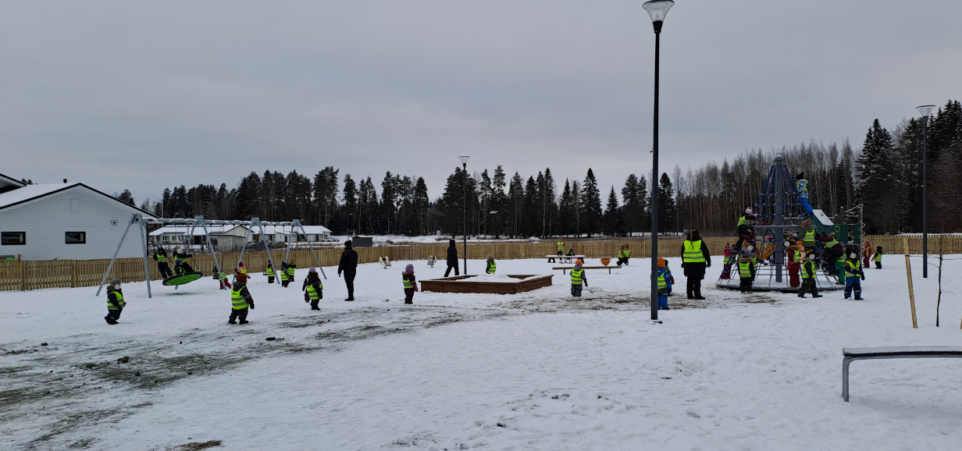 Kuva Satakielentien uudelta leikkikentältä, kuvassa lapsia leikkimässä.