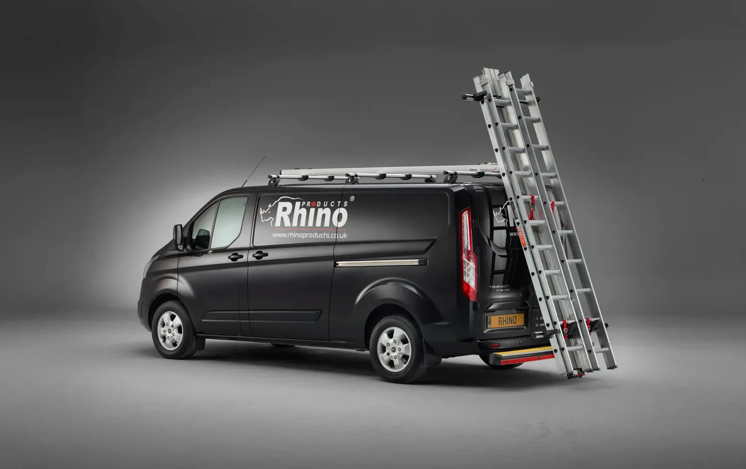 Un furgone nero Rhino con una scala attaccata.