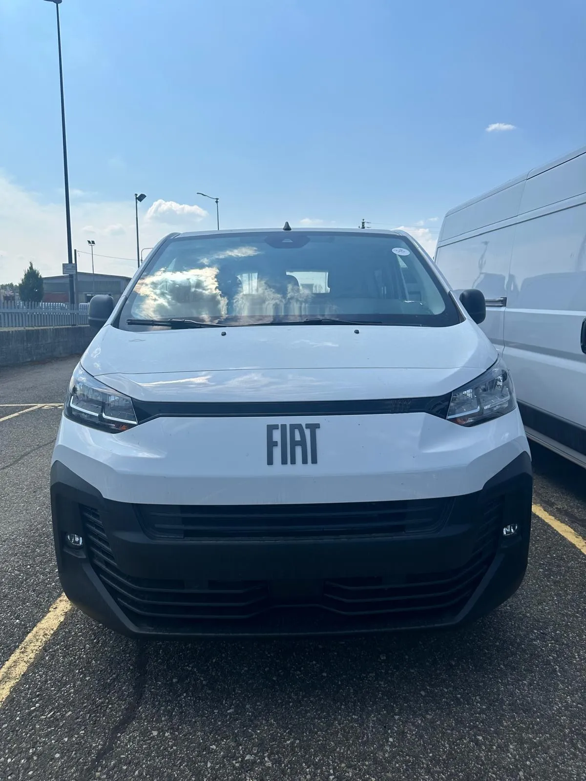 Primo piano di un furgone Fiat bianco.