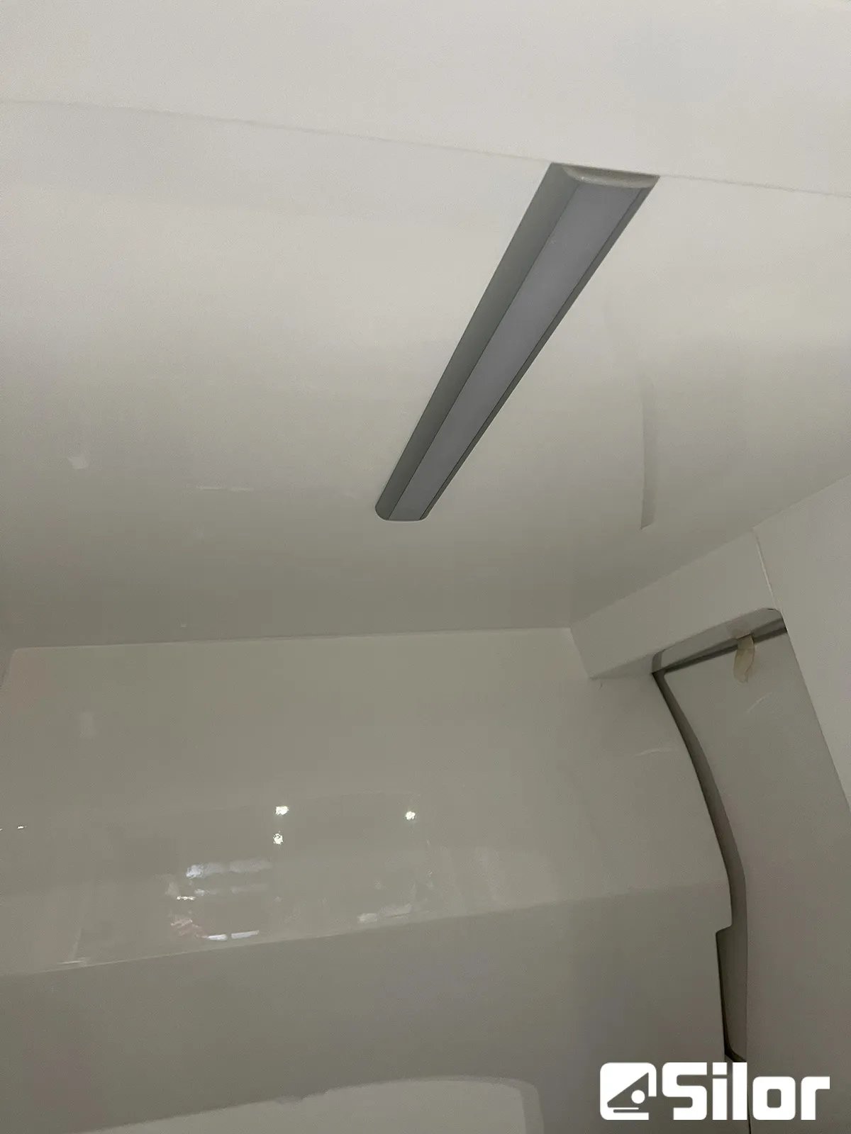 Interni bianchi con illuminazione moderna.
