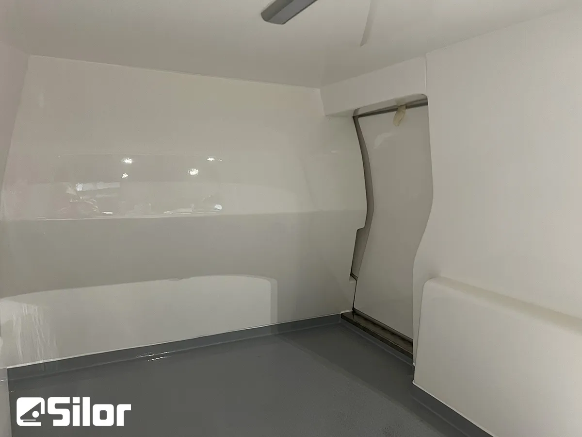 Interno di un veicolo con logo Silor.