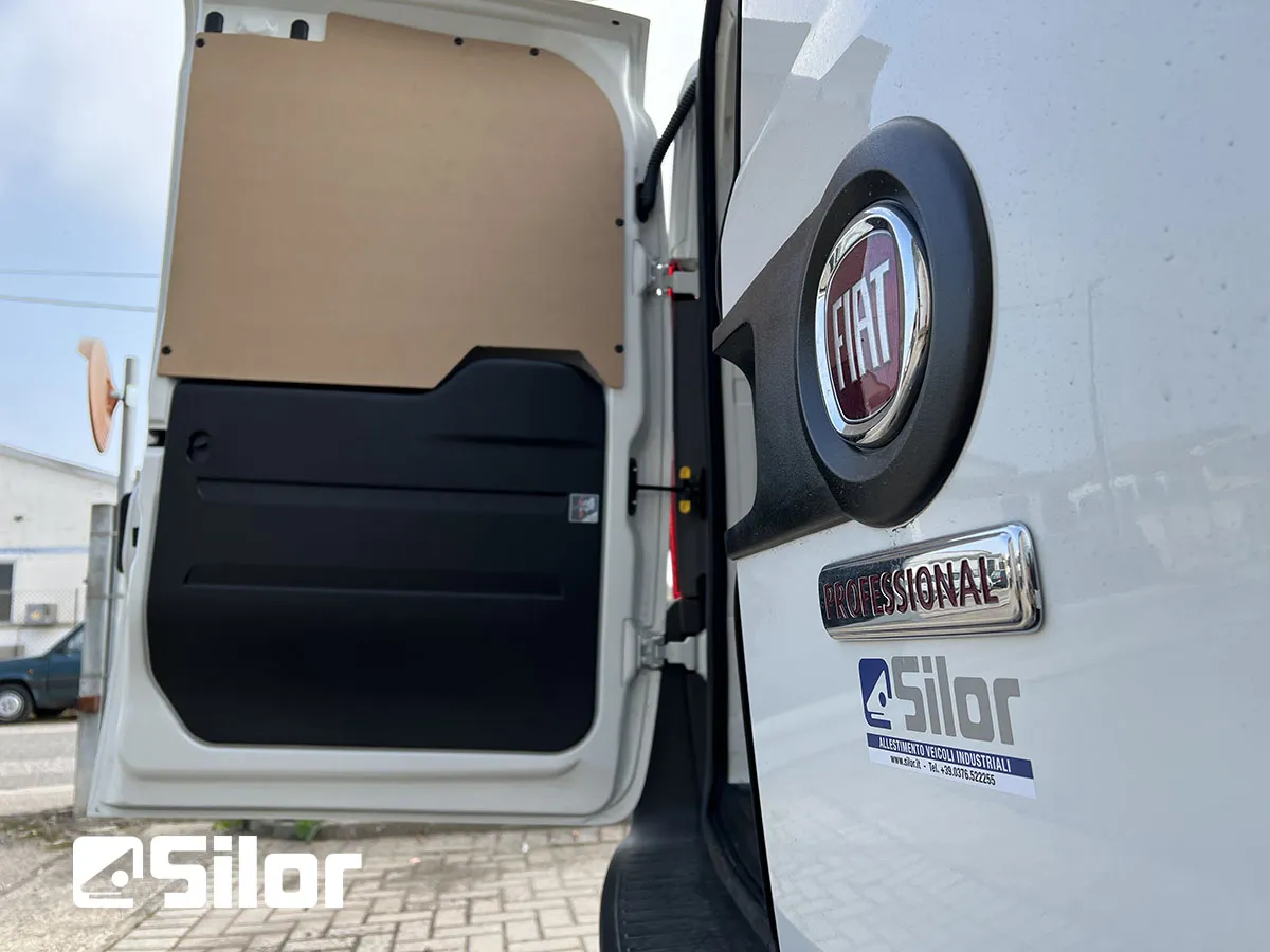 Furgone Fiat Professional bianco con porta posteriore aperta e logo Silor.