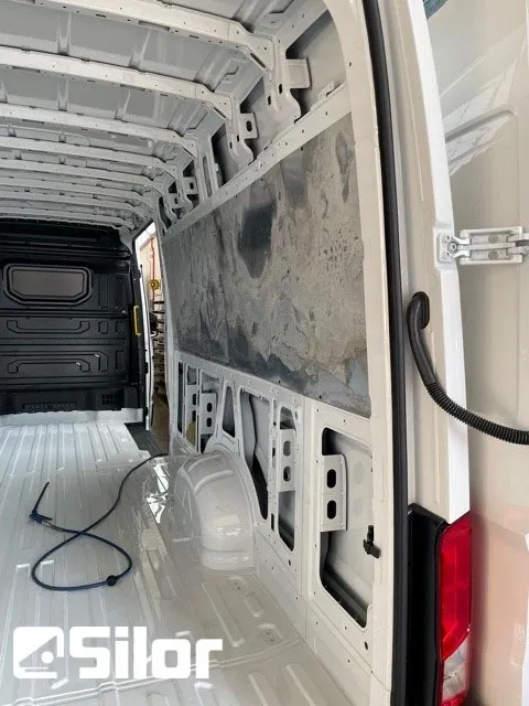 Interni di un furgone bianco.