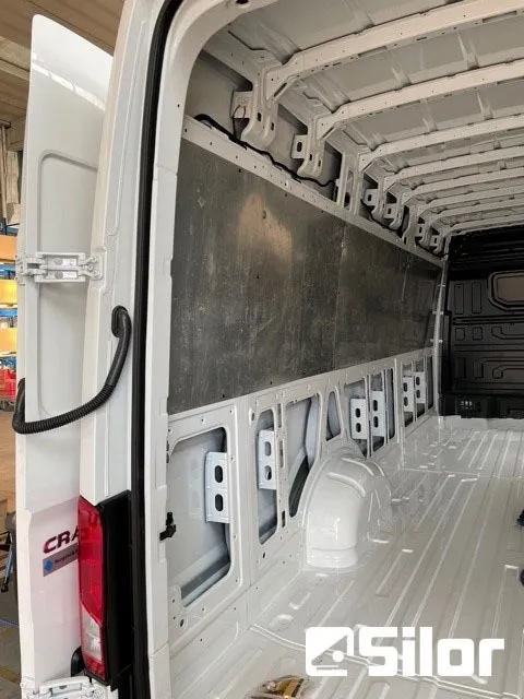 Interno di un furgone bianco.