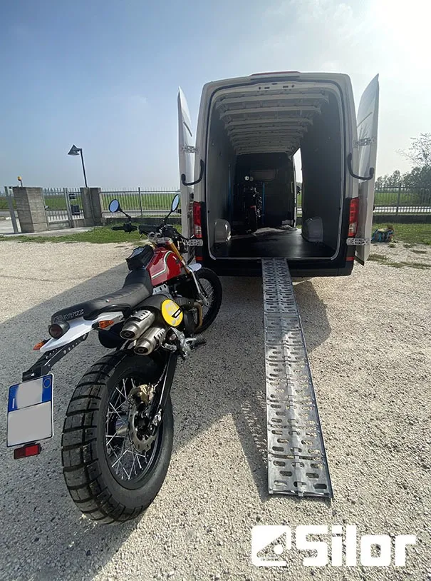 Una moto pronta per essere caricata su un furgone. Avventura su due ruote in arrivo!
