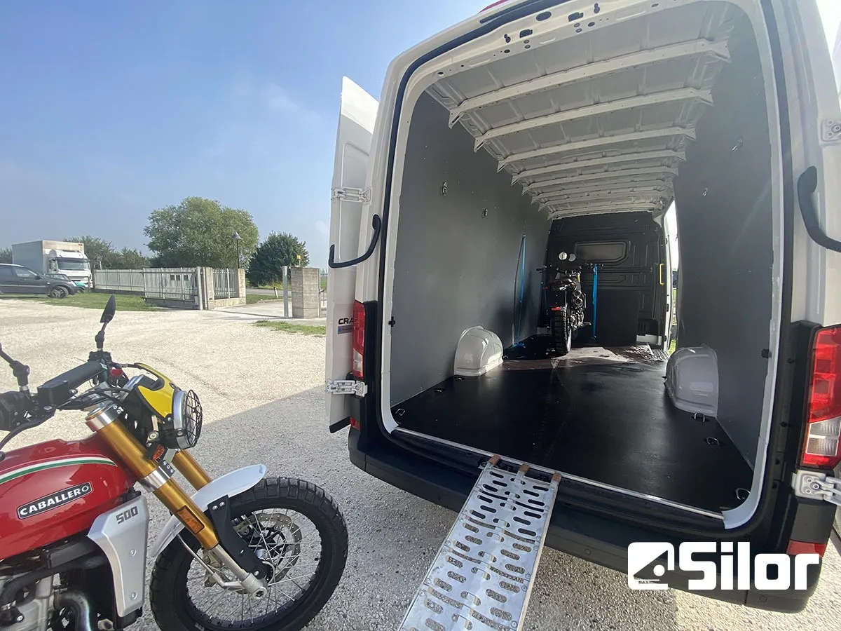 Trasportare la moto Caballero 500 con stile e sicurezza nel furgone attrezzato. #Caballero500 #Furgone #TrasportoMoto