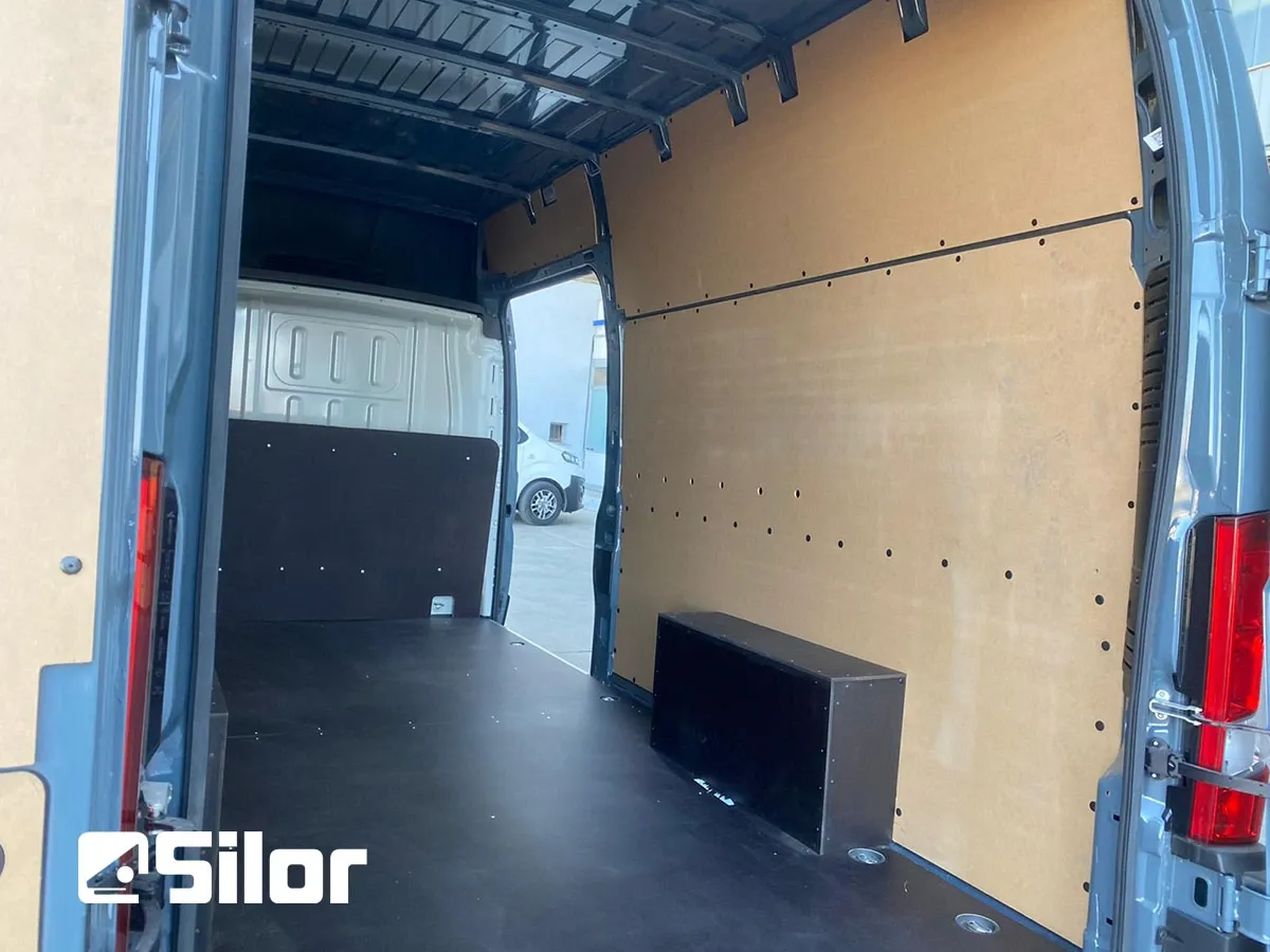 Interno di un furgone blu con scaffalature.