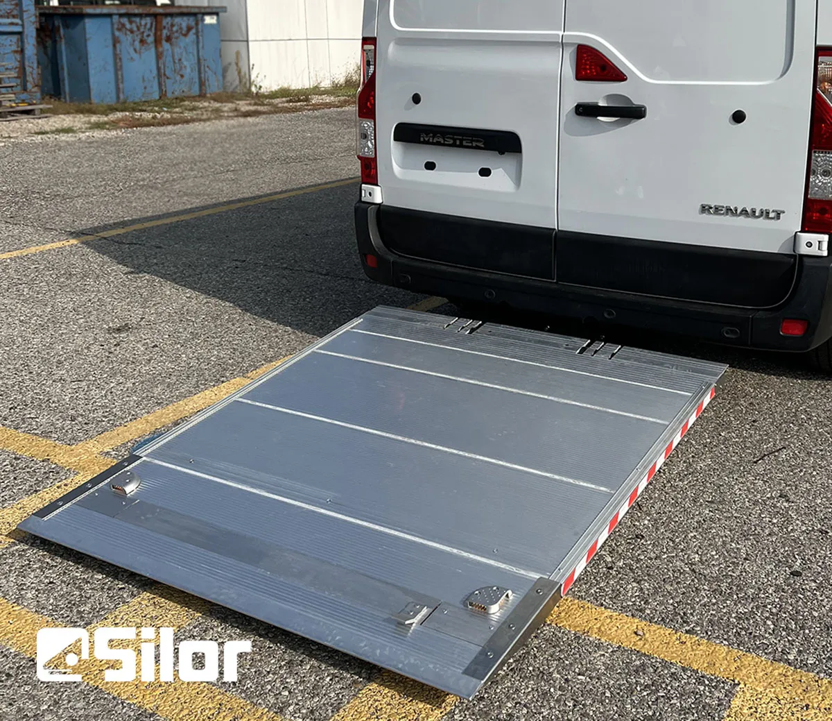 Rampa di carico per furgoni Silor. Facilita il carico e lo scarico di merci pesanti.