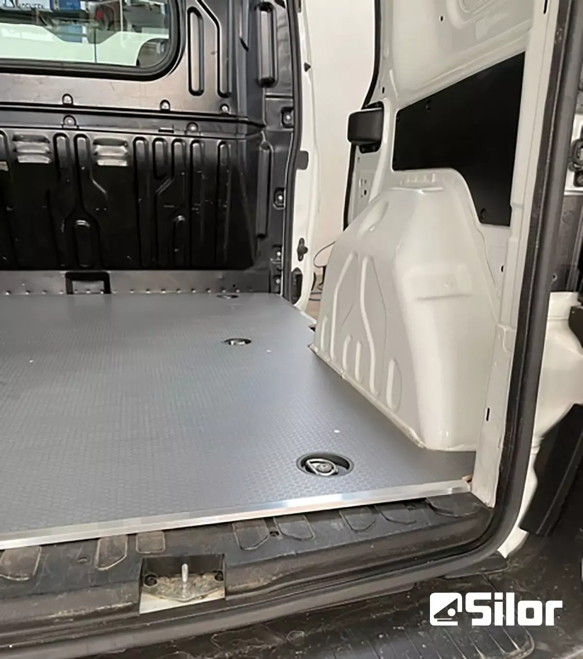 Interno di un furgone con un pavimento Silor installato.