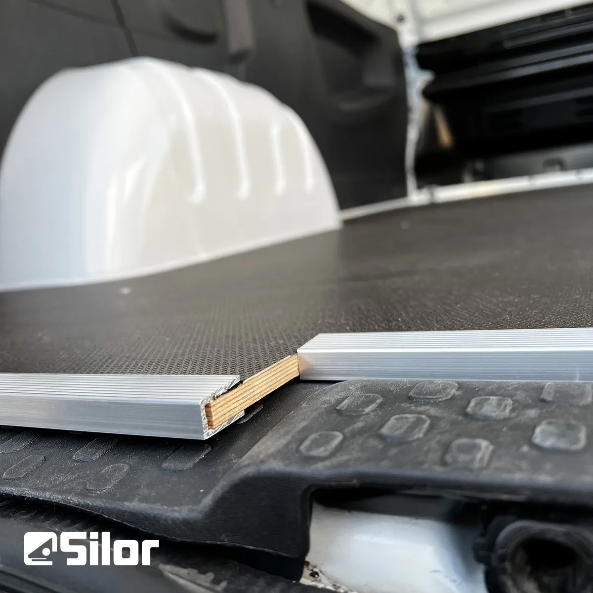 Finitura pavimento per furgoni: il dettaglio che fa la differenza. Scopri di più su Silor.it! #silor #furgoni #pavimenti