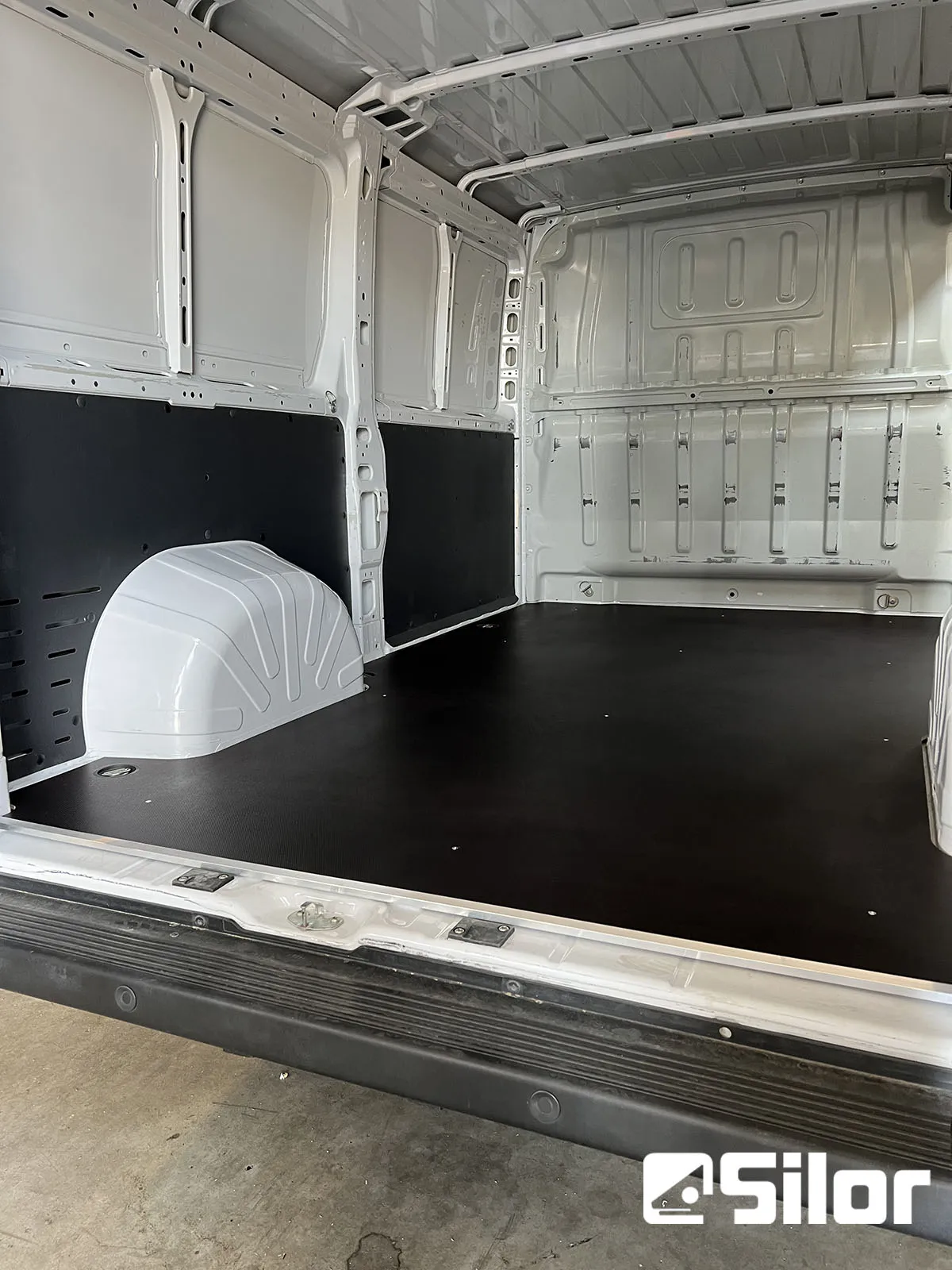 Interni di furgone bianchi con rivestimento nero.