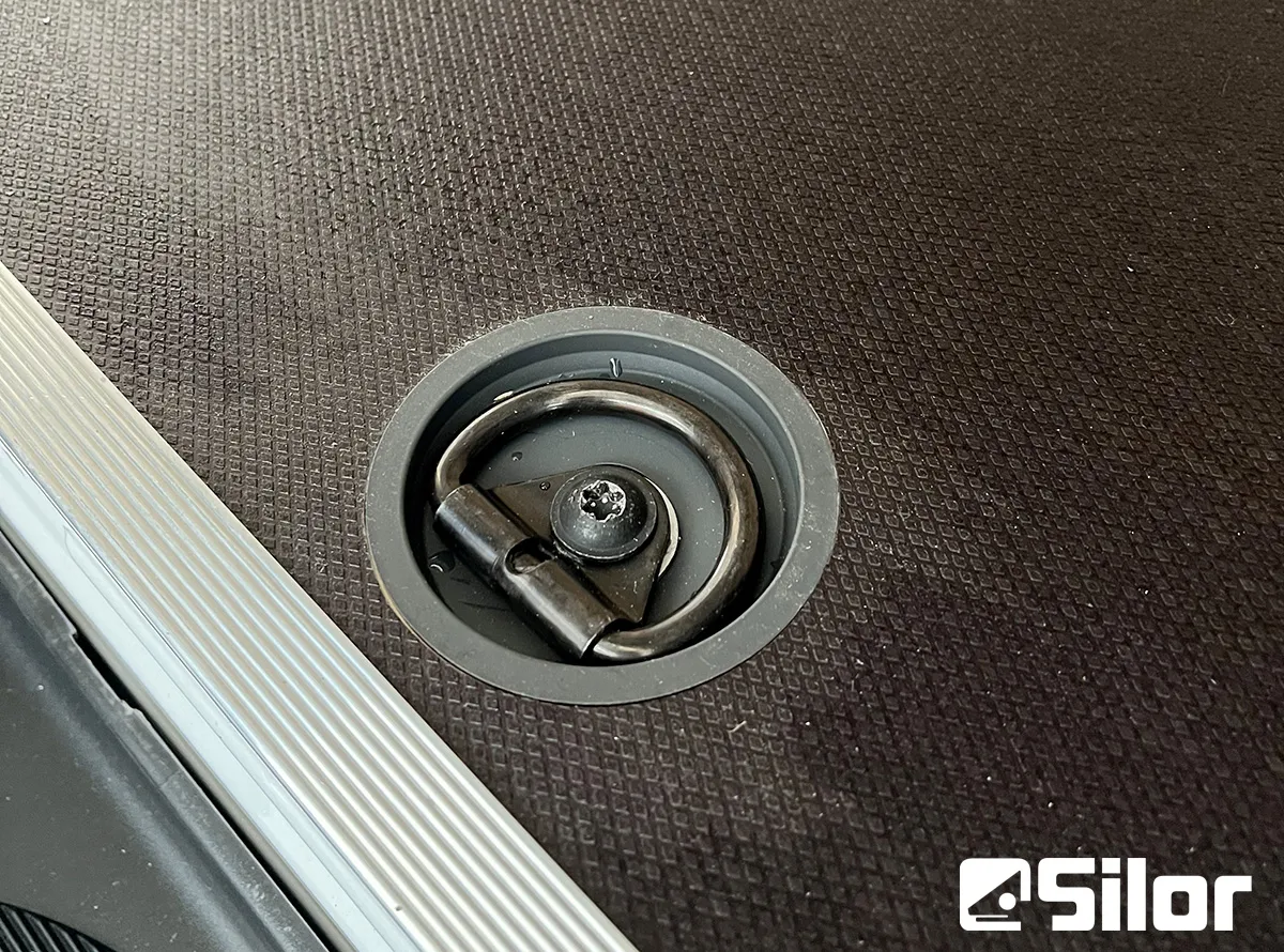Ancoraggio ad anello sul pavimento di un furgone da carico.