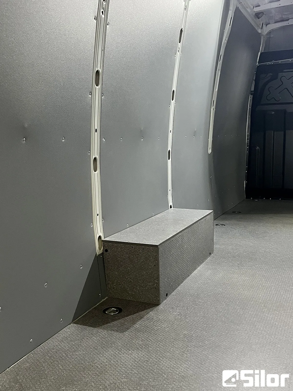 Interni di un furgone cargo rivestito con materiali resistenti.