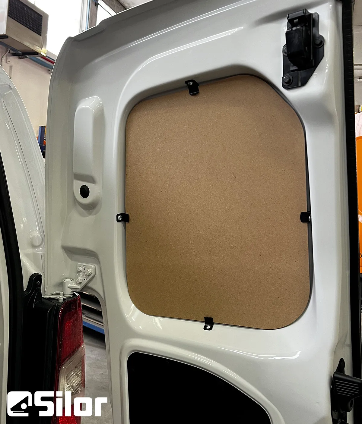 Interni auto bianchi con rivestimento in legno.