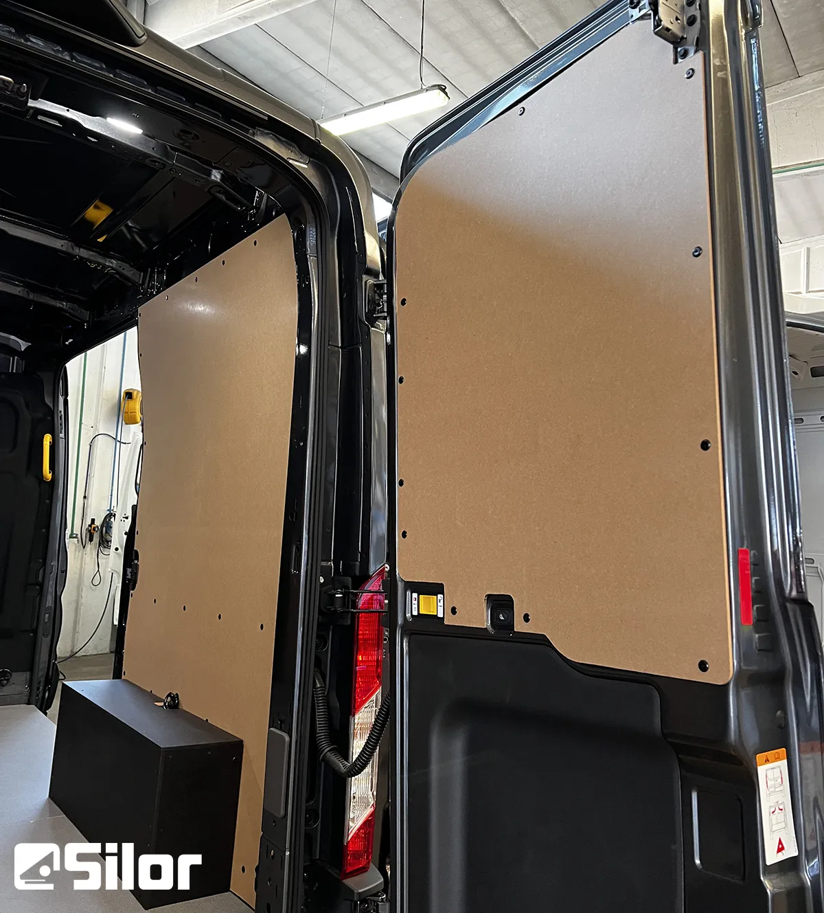 Trasforma il tuo furgone da carico in un'oasi di comfort con i nostri pannelli in legno di alta qualità. #Silor #TrasformazioneFurgone