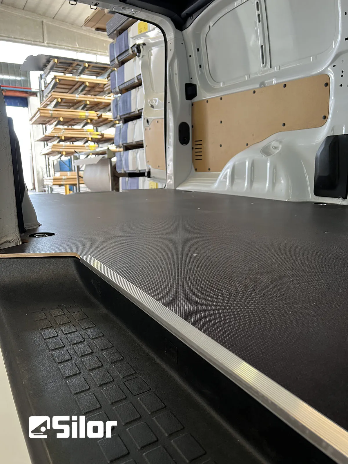 Interni di un furgone bianco con rivestimento Silor.