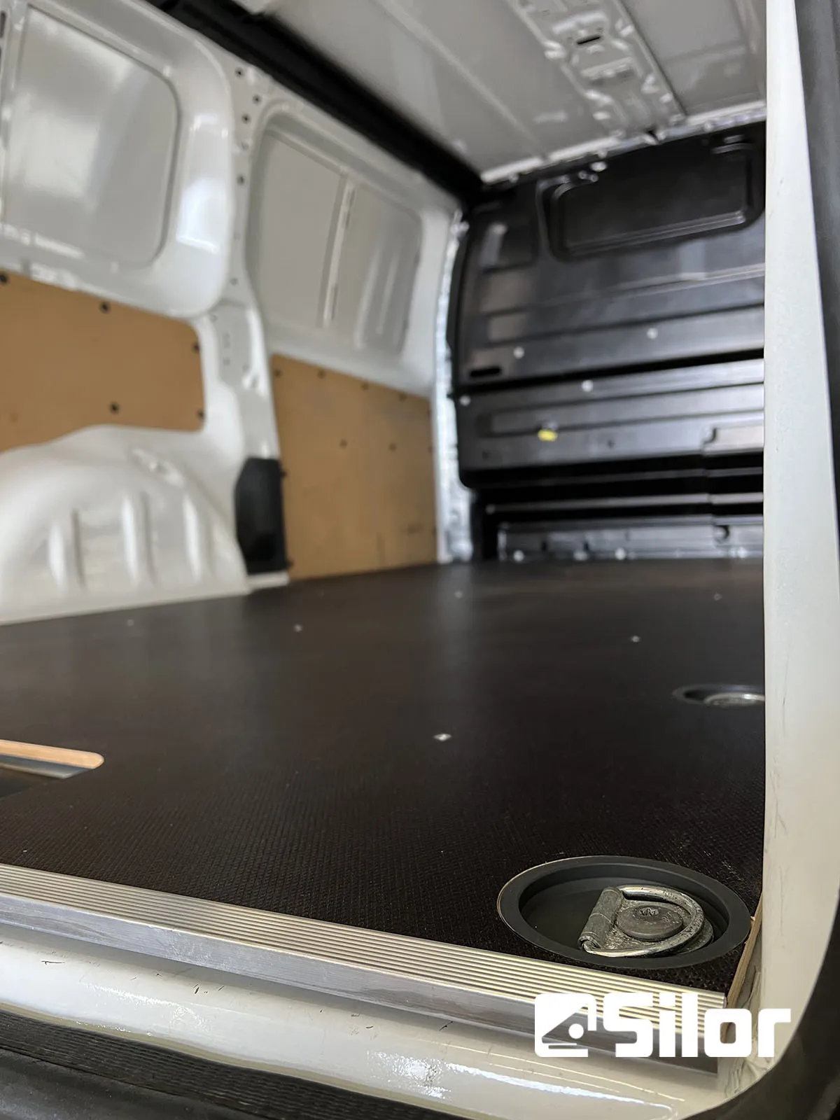 Interno di un furgone cargo vuoto.