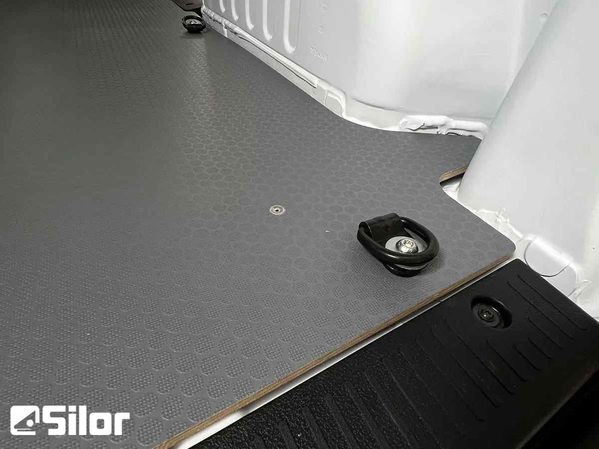 Pavimento per furgoni Silor con rivestimento antiscivolo e anelli di ancoraggio integrati.