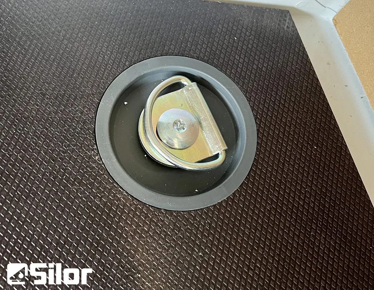 Particolare di un anello di ancoraggio su un pavimento.