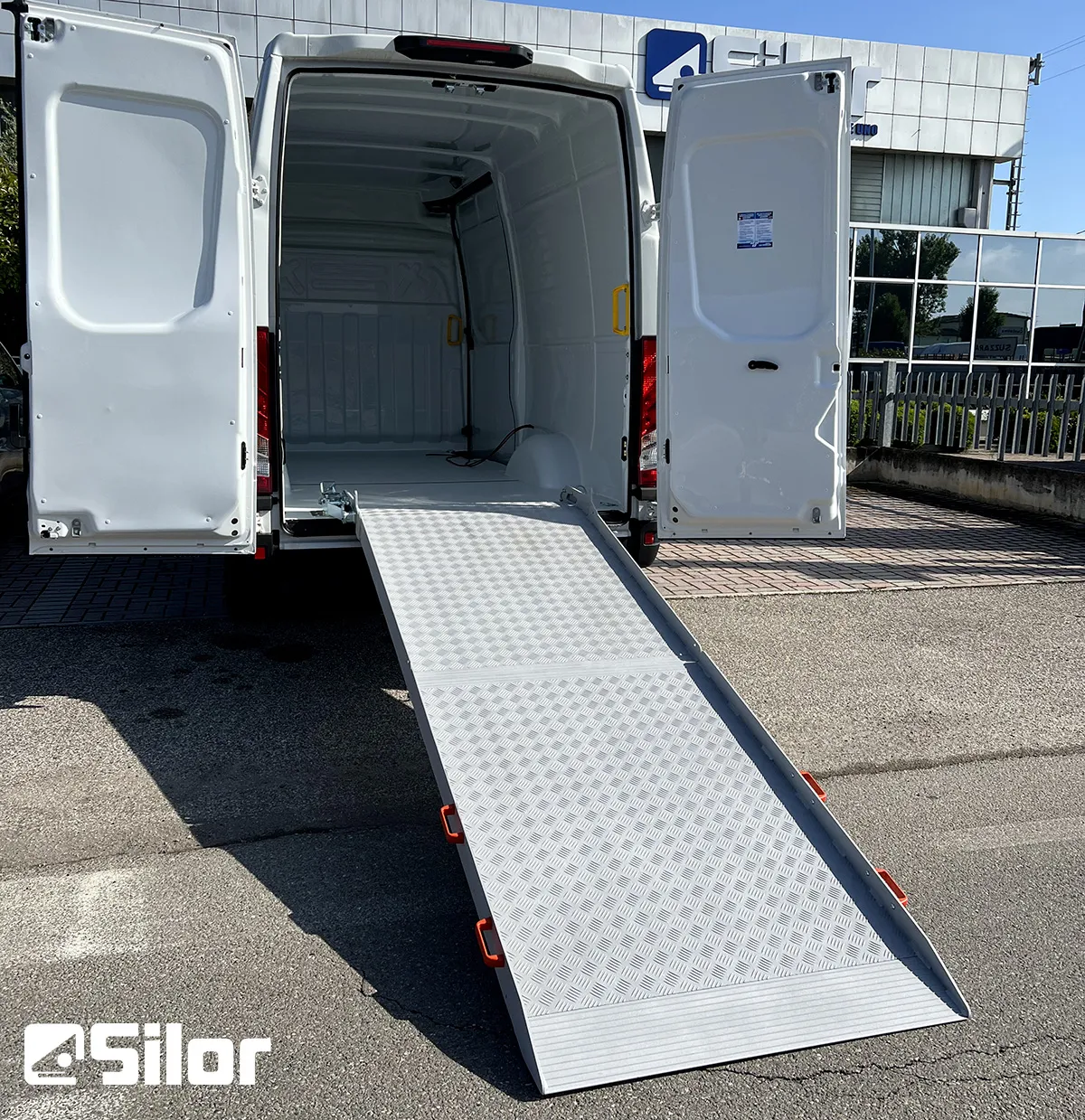 Rampa retrattile per furgoni. Ideale per il carico e lo scarico di merci in modo sicuro e agevole. Scopri di più su silor.it!