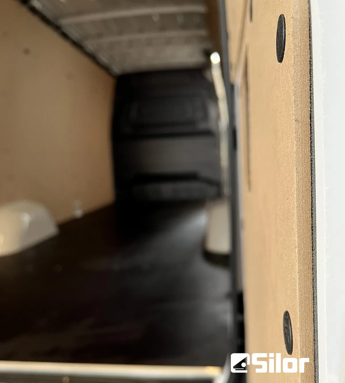 Interni di un furgone rivestiti in legno.