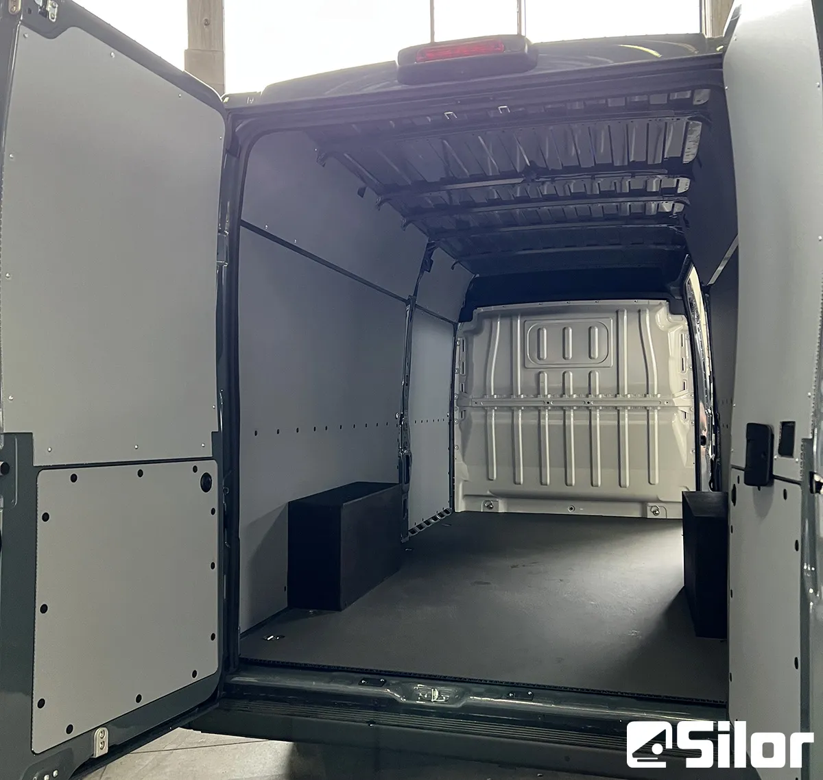 Interni di un furgone commerciale Silor con portellone posteriore aperto.