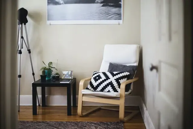 krzesło z poduszką i stolik
