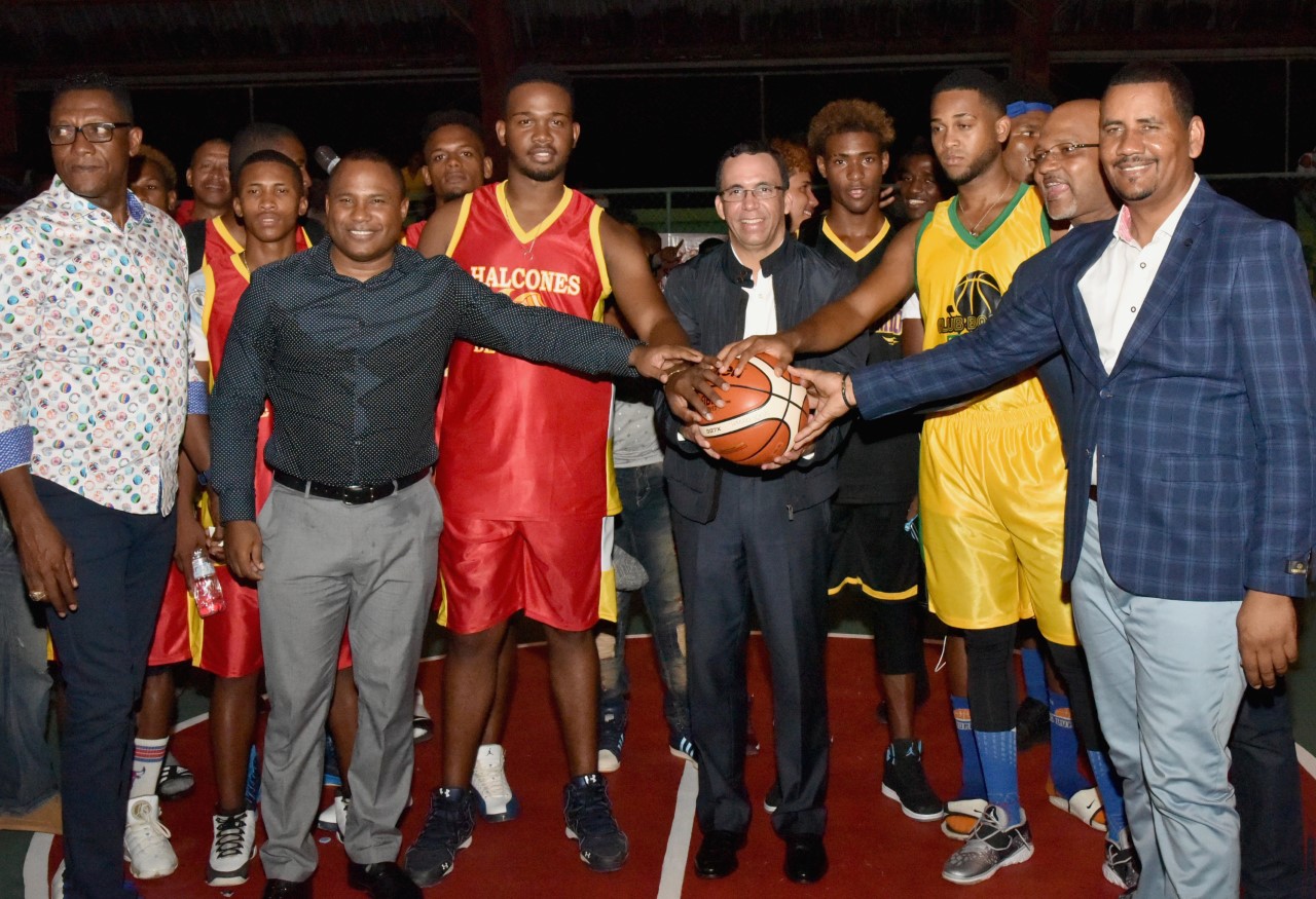 Image result for fotos del ministro de deportes en el torneo de baloncesto en cotui