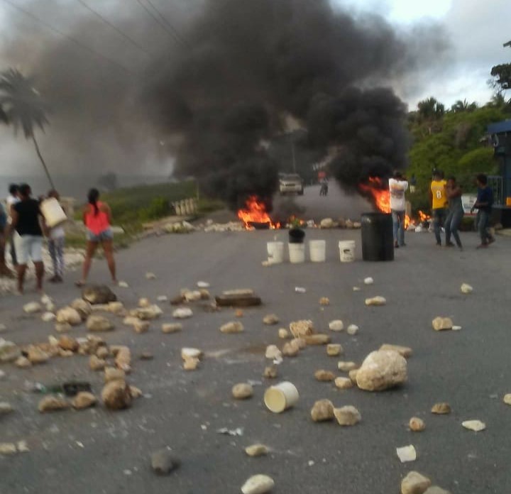 Protestan en Bahoruco en reclamo del arreglo de las calles